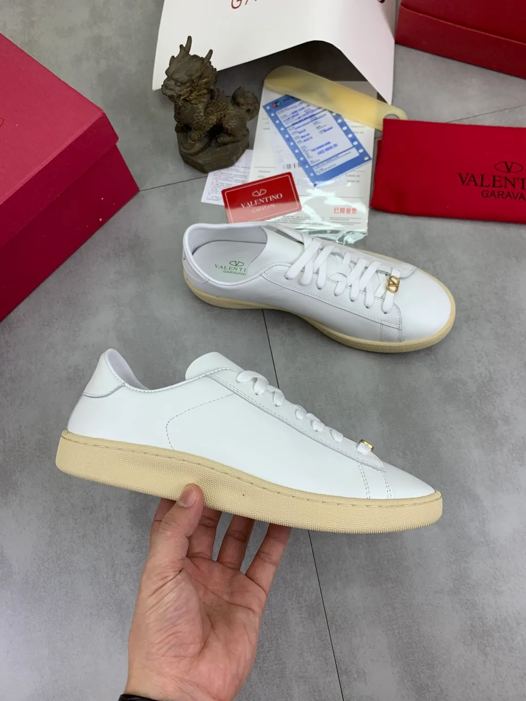 Men's men's shoes 💰P520 New style 💰 Top version Valentino Valentino 25/ Royco series Cherry 🍒Couple style Casual sneakers White shoes Original purchase and development Production Classic and timeless low-top sneakers outline a lazy silhouette, supplemented by low-key and restrained brand details, evolved into a must-have item in the wardrobe, comfortable and versatile!  ✔️Fabric: Original customized first-layer cowhide ✔️Inner lining: Imported breathable sheep lining ✔️Sole: Original molded anti-slip rubber material ✔️Size: 38-45